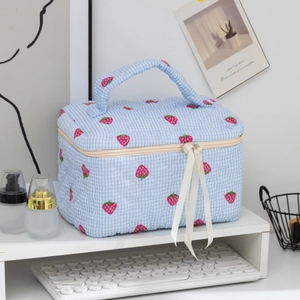 Trousse à maquillage matelassée à carreaux bleus avec imprimé fraises et ruban doux