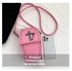 Détail du sac gothique rose en forme de cercueil avec croix argentée et rivets noirs