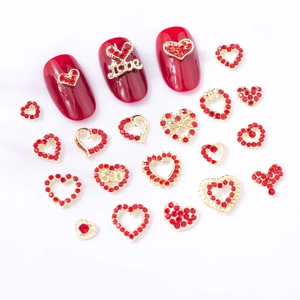 Détail des breloques à ongles en forme de cœur rouge avec alliage doré Love et 520