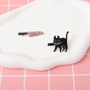 Divertente Spilla in Smalto Gatto Nero Con Coltello E Coltello Killing It In Lega Distintivo Animale Cartone Animato Gioielli
