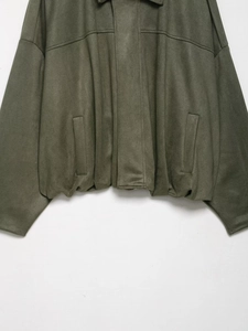Detailaufnahme von Saum und Tasche an dunkelgrüner Wildlederimitat-Jacke für Damen