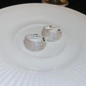 Orecchini a cerchio in argento minimalisti con design in metallo testurizzato a strati