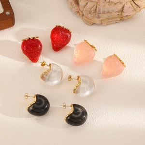 Parure de boucles d'oreilles fraise en résine et créoles transparentes en forme de C