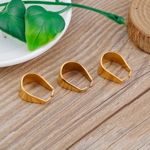 Détail de trois bélières dorées en acier inoxydable pour la création de bijoux DIY
