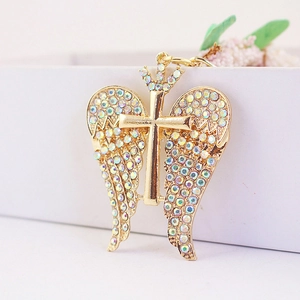 Porte-clés croix dorée avec ailes d'ange et strass dans un coffret cadeau élégant