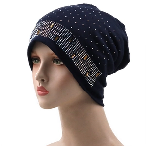 Detail einer dunkelblauen Strickmütze mit funkelndem Strassmuster und glänzenden Akzenten