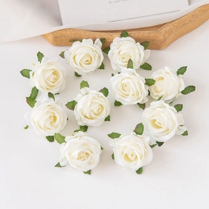 Detalle de rosas artificiales de seda blanca con hojas para manualidades florales