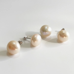 925 silver stud earrings featuring baroque pearls in white and champagne tones