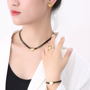 Parure de bijoux en acier doré avec pendentifs cœur en zircon noir et boucles