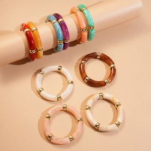 Bracelets géométriques en résine acrylique avec texture marbre et perles dorées