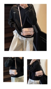 Détail du sac bandoulière rose tissé avec breloque étoile et chaîne métallique