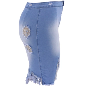 Detailansicht aus Denim-Stoff mit zerrissenen Löchern und unregelmäßigem Fransenelsaum