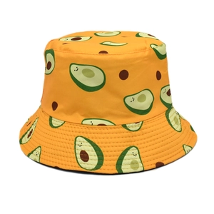 Détail d'un chapeau bob jaune avec imprimé avocat et coutures sur le rebord