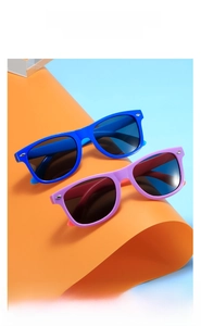 Vue détaillée des lunettes de soleil carrées pour enfants en bleu marine et lavande