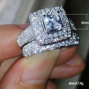 Conjunto de anillos de boda en plata con circonita cuadrada de 6mm y engaste pavé elegante
