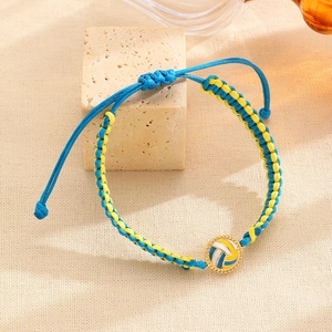 Detailopname van handgemaakte volleybal armband met blauwe en gele gewaxte koorden