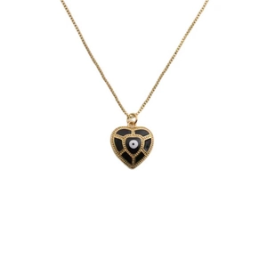 Collier doré avec pendentif cœur en émail noir et motif œil sur fond blanc pur
