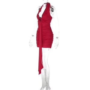 Vue détaillée d'une robe moulante rouge à col licou avec des rubans décoratifs