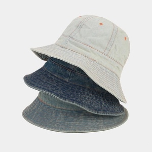 Bobs en jean rétro en trois nuances de bleu avec surpiqûres oranges et style vintage