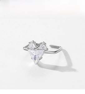 Détail de bague réglable en argent avec motif renard et zircons triangulaires
