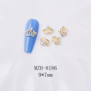 Vue macro de bijoux d'ongles couronne dorée avec strass, taille 9x7mm sur ongles bleus