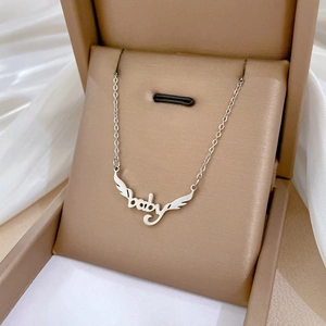 Collana in acciaio al titanio con ciondolo ali baby in una scatola regalo marrone