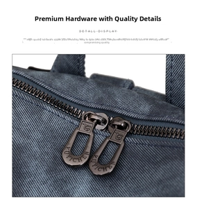 Detailansicht des Metallreißverschlusses auf blauem Rucksack mit Denim-Textur