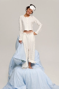 Détail du pyjama blanc avec tissu texturé à cœurs 3D et manches longues boutonnées
