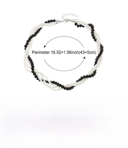 Détails du collier de perles fait main avec de l'agate noire et des perles blanches