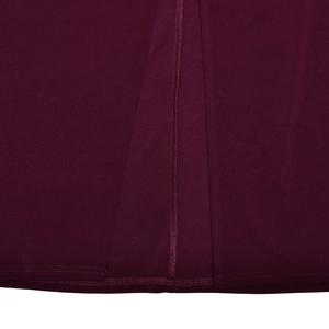 Vue macro détaillée montrant la texture du tissu bordeaux et les coutures soignées de la robe