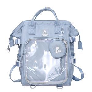 Detailaufnahme der hellblauen Ita-Bag mit transparentem PVC-Fenster und Bärenstickerei
