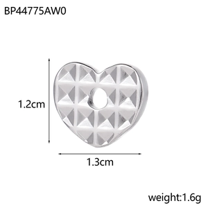 Dettaglio macro del ciondolo a cuore in argento con trama a piramide, 1,2x1,3cm