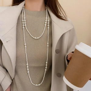 Collana di perle vintage francese multistrato indossata da una modella in stile elegante