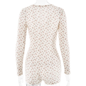 Vue arrière d'un combishort à fleurs beige avec manches longues et col en V en maille
