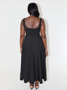 Vue détaillée du dos nu d'une robe longue noire sans manches avec silhouette en ligne A