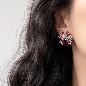 Elegante Silber-Feuerwerksohrringe mit roten Blütenblättern und Zirkonia am Modell