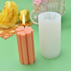 Zylindrische Silikonform für Kleeblatt-Kerzen und fertige rosa Blumenkerze mit Flamme
