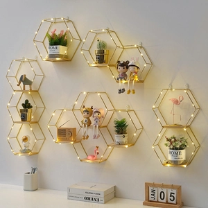 Étagère murale hexagonale nordique dorée avec cadre en fer et base en bois pour chambre