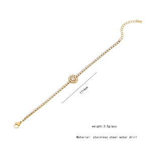 Détail du bracelet tennis doré en acier inoxydable avec strass et fermoir ajustable