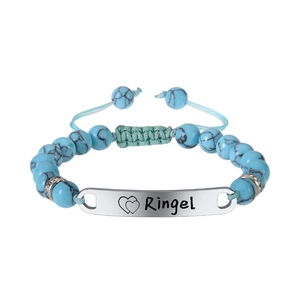 Détail du bracelet bébé en perles turquoise bleue avec plaque en métal argenté gravée