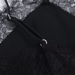 Détail de la dentelle cils noire délicate et de la bretelle réglable avec anneau en métal