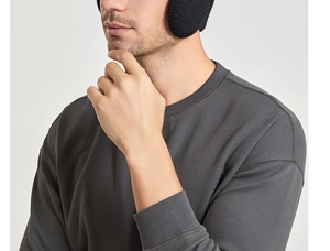 Détail du cache-oreilles d'hiver avec texture en maille côtelée et poignets larges