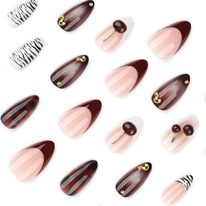 Mix de faux ongles zébrés et cerises 3D avec motifs œil de chat et écaille de tortue