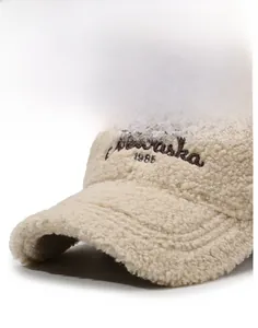 Détail de la casquette de baseball en laine d'agneau beige avec broderie Newaska 1985