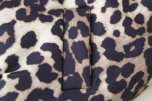 Detailaufnahme des klassischen Leopardenmusters und der Nähte an der Steppjacke