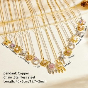 Colliers avec pendentifs floraux en or et argent et chaînes en acier sur de la soie