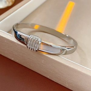 Vue macro d'un bracelet en acier titane argenté orné de quatre rangées de strass brillants