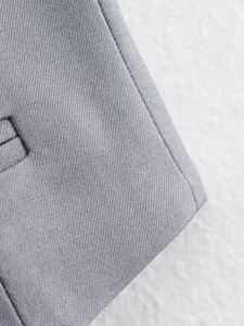 Détail rapproché du tissu gris de la veste et de la texture tissée de qualité