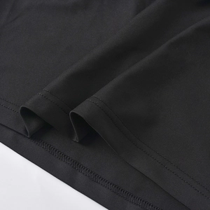 Détail de la couture à l'ourlet à double aiguille sur un ensemble en mesh noir