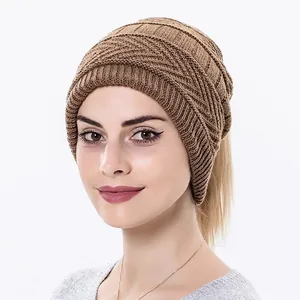 Winter-Strickmütze in Braun mit Fischgrätenmuster und warmem Fleece-Futter